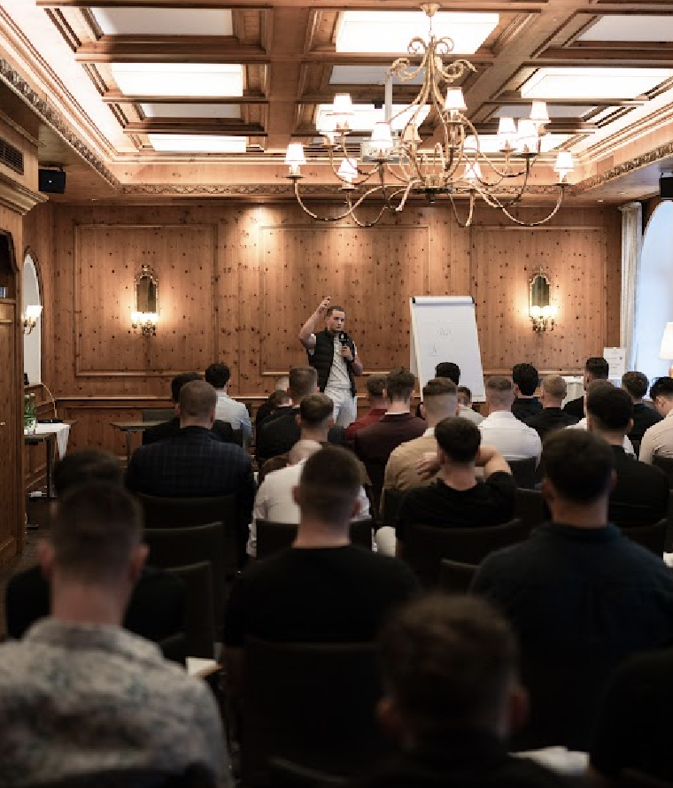 Fabian Prietz als Speaker vor Publikum